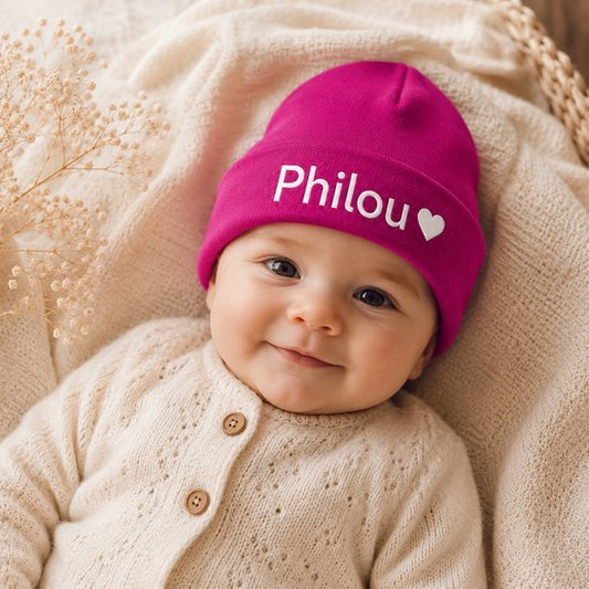 Babymutsje Fuschia met Naam – Gepersonaliseerd Newborn Mutsje Roze – Kraamcadeau Baby – Fuschia meisje - Blij Eitje
