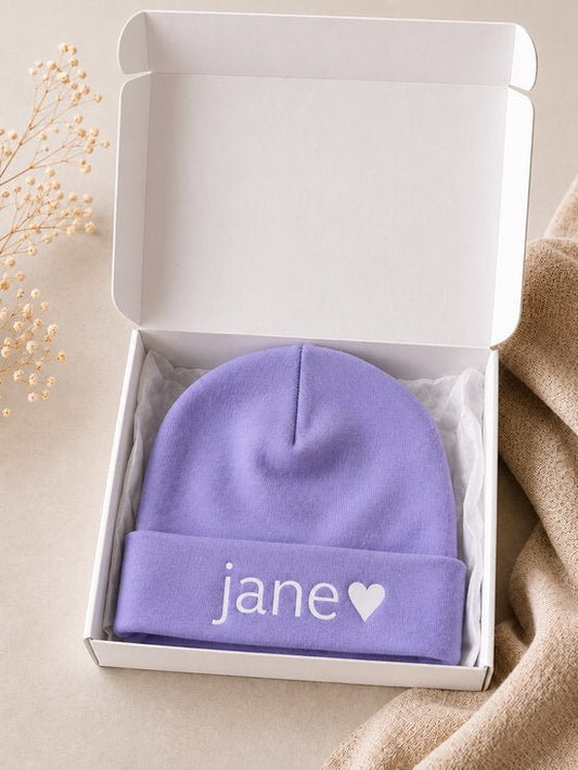 Babymutsje met Naam paars – Gepersonaliseerd Newborn Mutsje paars – Kraamcadeau Baby – Paars Unisex - Blij Eitje