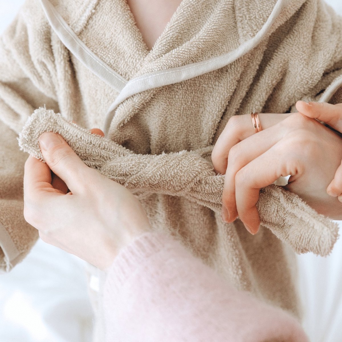 Beige baby badjas van 0 tot 1 jaar met capuchon – comfortabele zachte badjas voor na het badderen of zwemmen