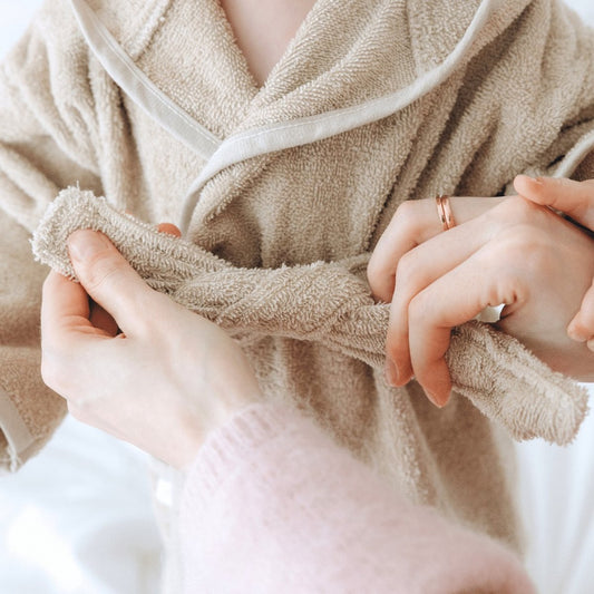 Beige baby badjas van 0 tot 1 jaar met capuchon – comfortabele zachte badjas voor na het badderen of zwemmen