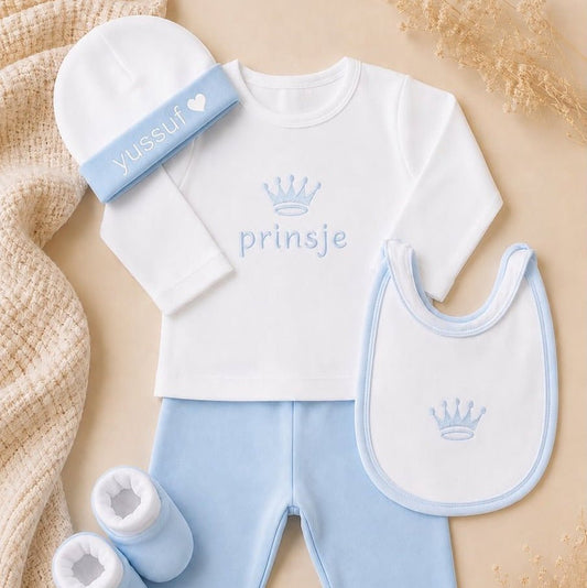 Blijeitje - Luxe 5-delige babycadeauset Blauw gepersonaliseerd - Kraamcadeau Jongen met Mutsje met naam, Krabwantjes, Slofjes, Shirtje & Broek - Prins Design - Blij Eitje