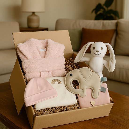 Luxe Kraamcadeau voor Meisje – Roze Babycadeau Set met Knuffel en Badjas