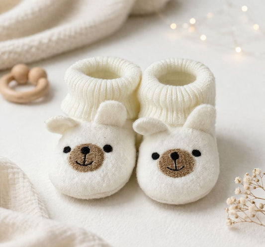 Babyslofjes beertje met oortjes in zachte stof voor baby 0-3 maanden – Blij Eitje