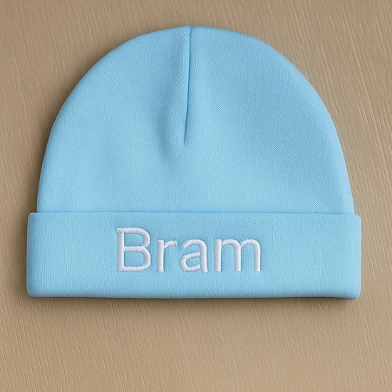 Babymutsje met naam gepersonaliseerd new born