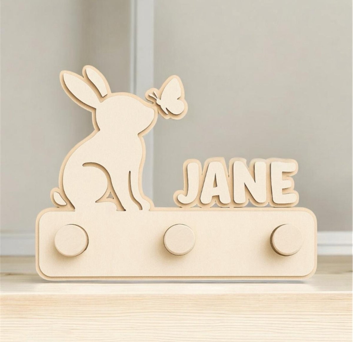 Gepersonaliseerde houten kapstok met konijn en vlinder, inclusief naam – kinderkamer decoratie en kledinghanger