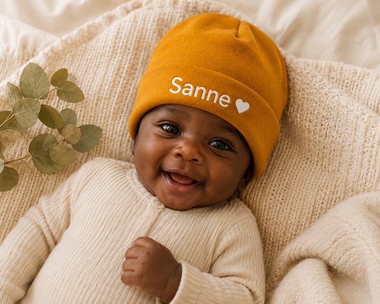 Okergeel babymutsje