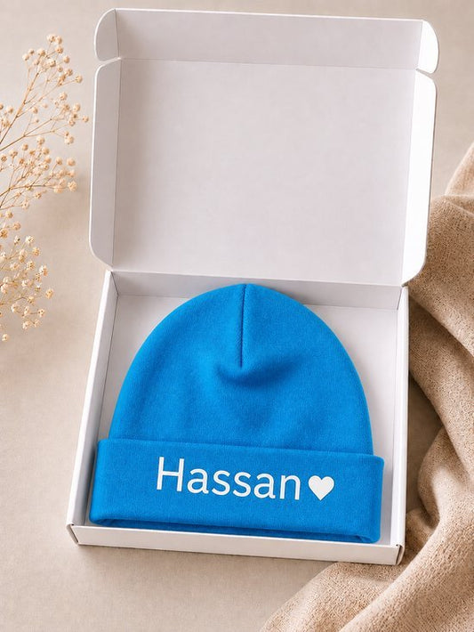 Babymutsje met Naam blauw – Gepersonaliseerd Newborn Mutsje blauw – Kraamcadeau Baby – Blauw Jongens - Blij Eitje