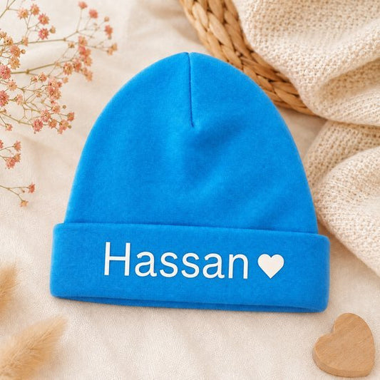 Babymutsje met Naam blauw – Gepersonaliseerd Newborn Mutsje blauw – Kraamcadeau Baby – Blauw Jongens - Blij Eitje