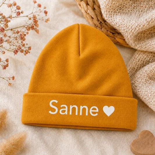Babymutsje Okergeel met Naam – Gepersonaliseerd Newborn Mutsje Geel – Kraamcadeau Baby – Okergeel unisex - Blij Eitje