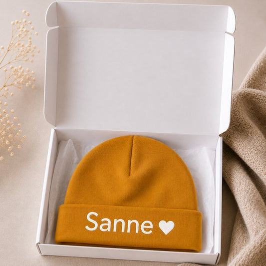 Babymutsje Okergeel met Naam – Gepersonaliseerd Newborn Mutsje Geel – Kraamcadeau Baby – Okergeel unisex - Blij Eitje