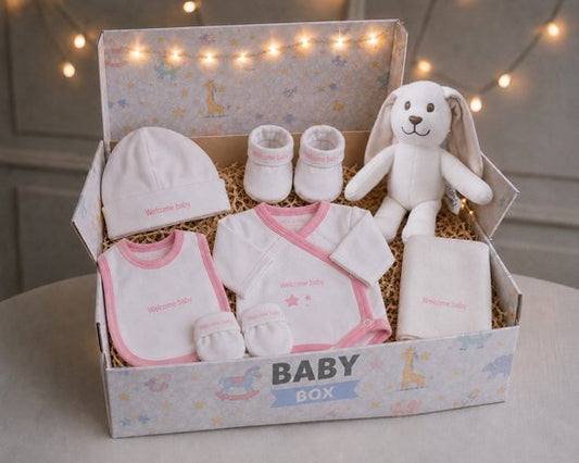Blijeitje - Kraamcadeau meisje - Luxe 7-delige babycadeauset - Met Roze Mutsje, Krabwantjes, Slofjes, Overslagromper, Spuugdoekje, Slabbetje & Knuffel konijn - Welkom design - Blij Eitje