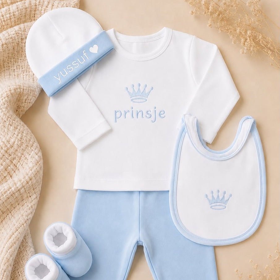 Blijeitje - Luxe 5-delige babycadeauset Blauw gepersonaliseerd - Kraamcadeau Jongen met Mutsje met naam, Krabwantjes, Slofjes, Shirtje & Broek - Prins Design - Blij Eitje