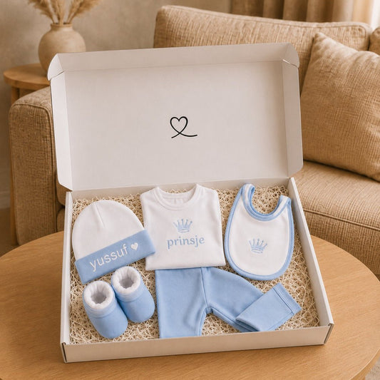 Blijeitje - Luxe 5-delige babycadeauset Blauw gepersonaliseerd - Kraamcadeau Jongen met Mutsje met naam, Krabwantjes, Slofjes, Shirtje & Broek - Prins Design - Blij Eitje