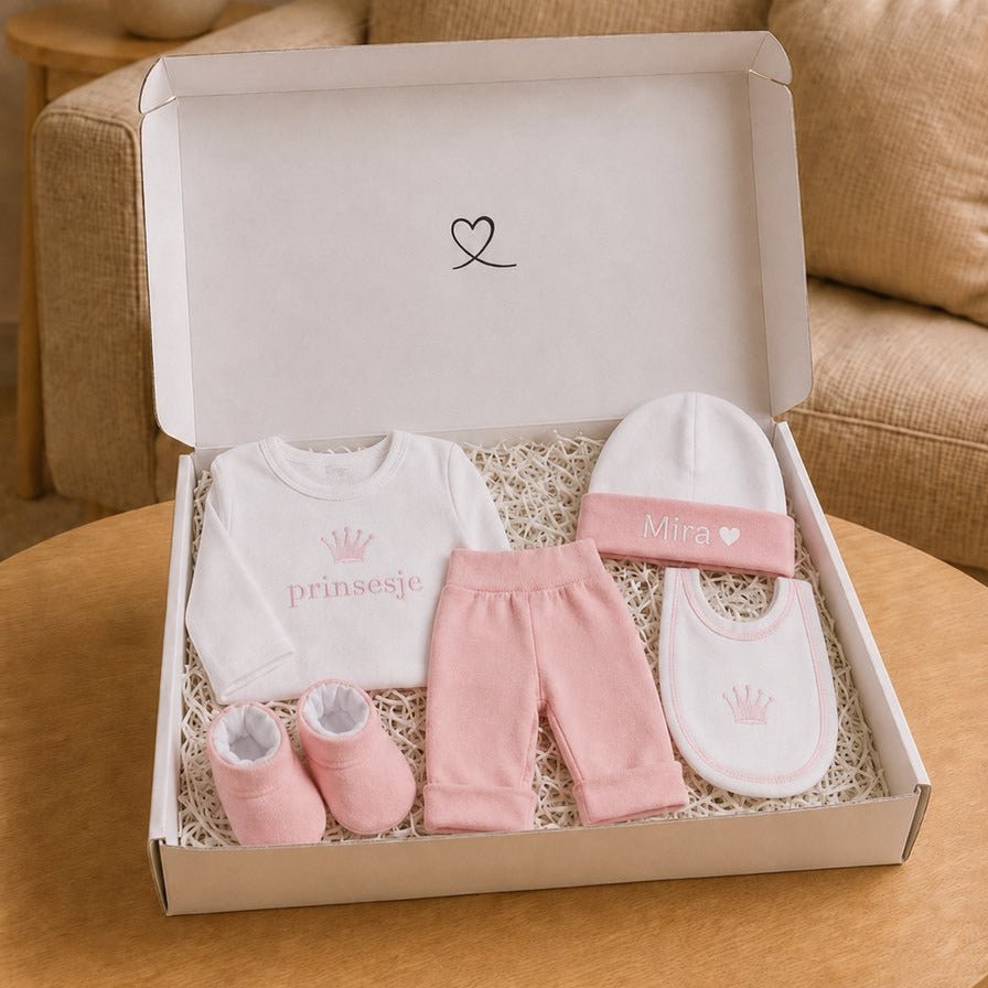 Blijeitje - Luxe 5-delige babycadeauset Roze gepersonaliseerd - Kraamcadeau Jongen met Mutsje met naam, Krabwantjes, Slofjes, Shirtje & Broek - Prinses Design - Blij Eitje