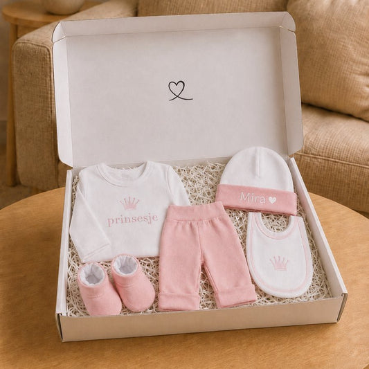 Blijeitje - Luxe 5-delige babycadeauset Roze gepersonaliseerd - Kraamcadeau Jongen met Mutsje met naam, Krabwantjes, Slofjes, Shirtje & Broek - Prinses Design - Blij Eitje