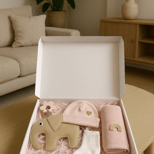 Roze baby brievenbus cadeau met mutsje, slab met regenboog, witte sokjes en olifant knuffel in geschenkdoos