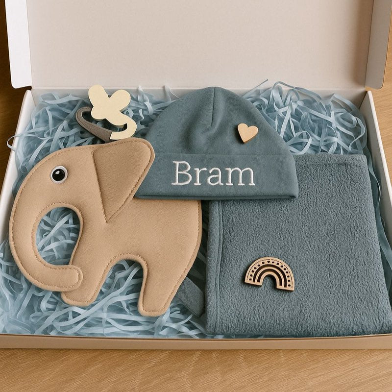 Gepersonaliseerd babycadeauset voor jongen met naam – inclusief baby essentials zoals romper, slabber en knuffel – ideaal kraamcadea