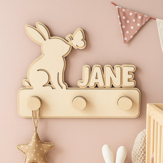 Gepersonaliseerde houten kapstok met konijn en vlinder, inclusief naam – kinderkamer decoratie en kledinghanger