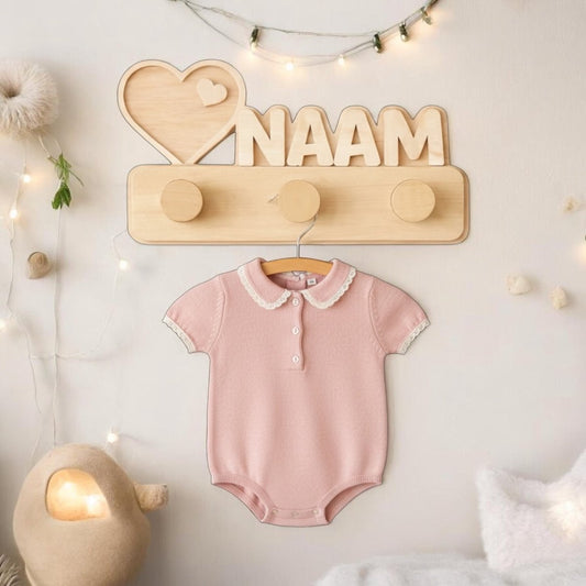 Houten kinder kapstok met hartjes en naam voor babykamer