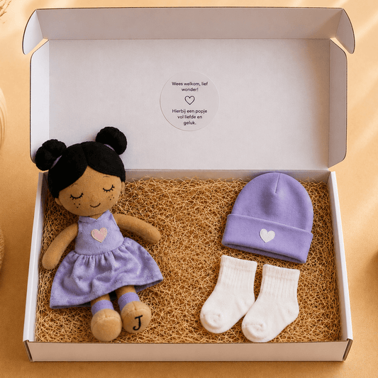 Kraamcadeau Baby – Cadeaubox met Jollein Knuffelpop, Babymutsje &amp; Babysokjes - Blij Eitje